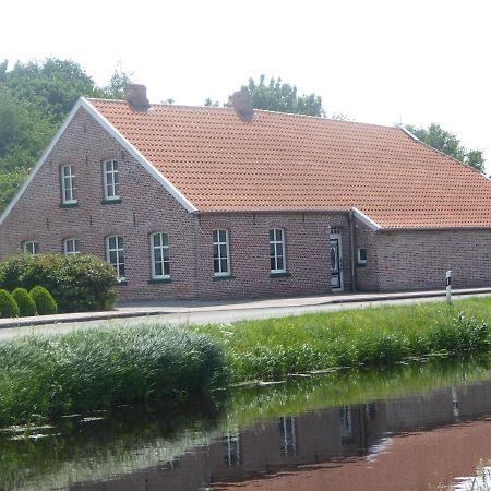 Ferienwohnung Gulf Im Gulfhof Am Kanal Grossefehn Ngoại thất bức ảnh